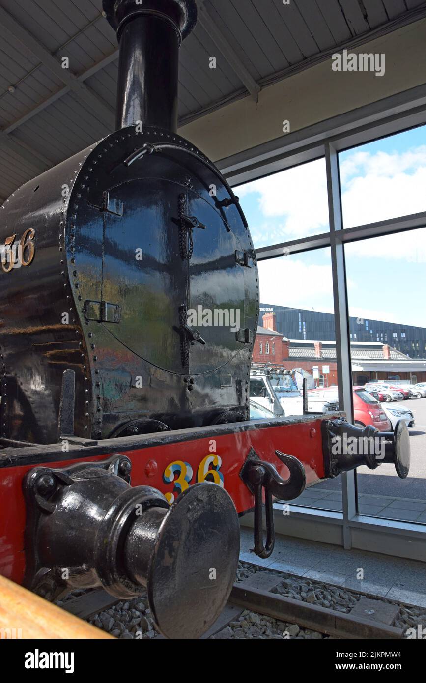 Lokomotive Nr. 36, eine historische Dampflokomotive der Irish Railways, gebaut 1847, wird im Cork Kent Station, County Cork, Irland, ausgestellt Stockfoto
