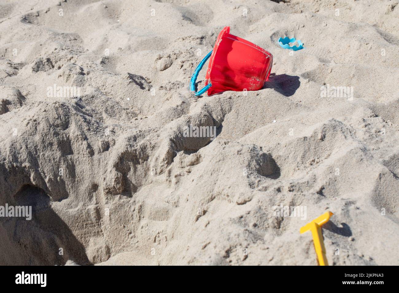 Eimer und Schaufel im Sand, Kinderspielzeug am Strand. Stockfoto