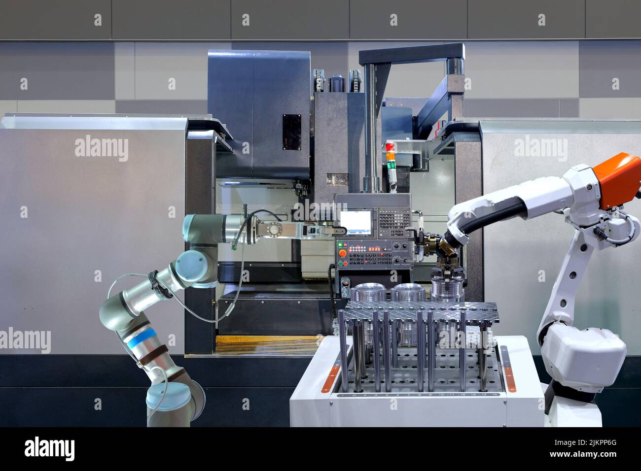 Industrieroboter Arbeiten mit Metallteil und CNC-Maschine auf Smart Factory, Industrie 4,0 und AI, Automationsroboter arbeiten stattdessen auf menschliches Konzept Stockfoto Industrieroboter Arbeiten mit Metallteil und CNC-Maschine auf Smart Factory, Industrie 4,0 und AI, Automationsroboter arbeiten stattdessen auf menschliches Konzept Stockfoto