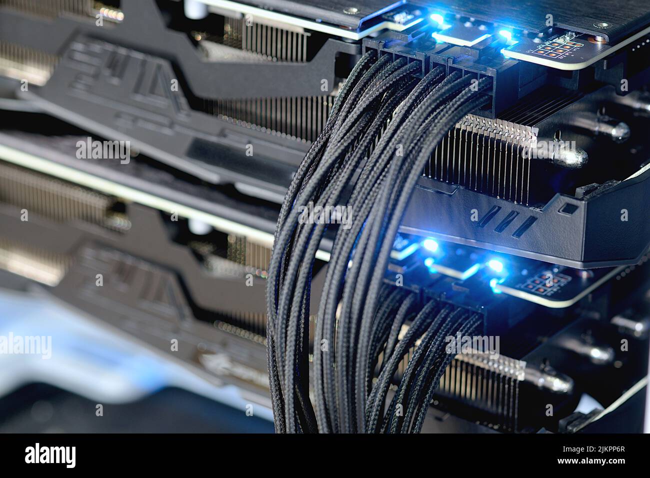 Die schwarzen Kabel für Nahaufnahme und selektiven Fokus werden mit dem Anschluss an der Computergrafikkarte verbunden, und die LED-Anzeige zeigt den Status im Betriebsmodus an Stockfoto