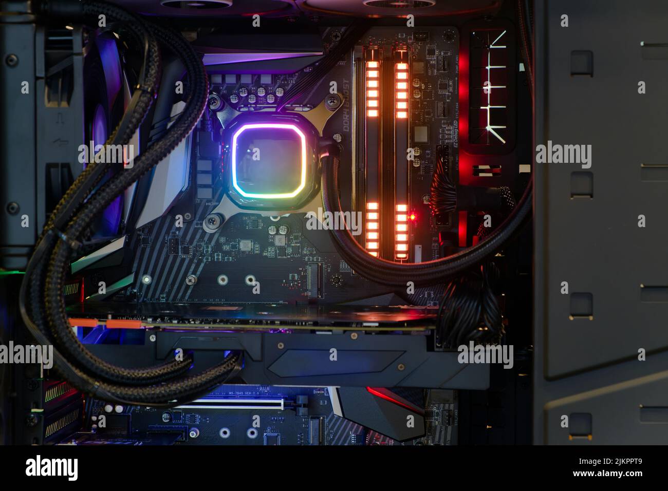 Nahaufnahme und im Inneren des Hochleistungs-Desktop-PCs und Kühlsystems auf dem CPU-Sockel mit mehrfarbiger LED-RGB-Leuchte zeigen den Status des Betriebs an Stockfoto