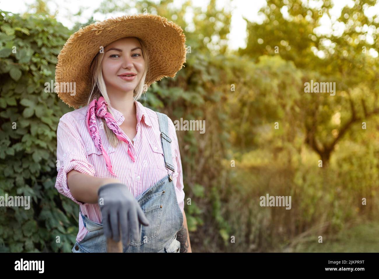Schöne junge Frau im Garten im Sommer im Freien Natur Stockfoto