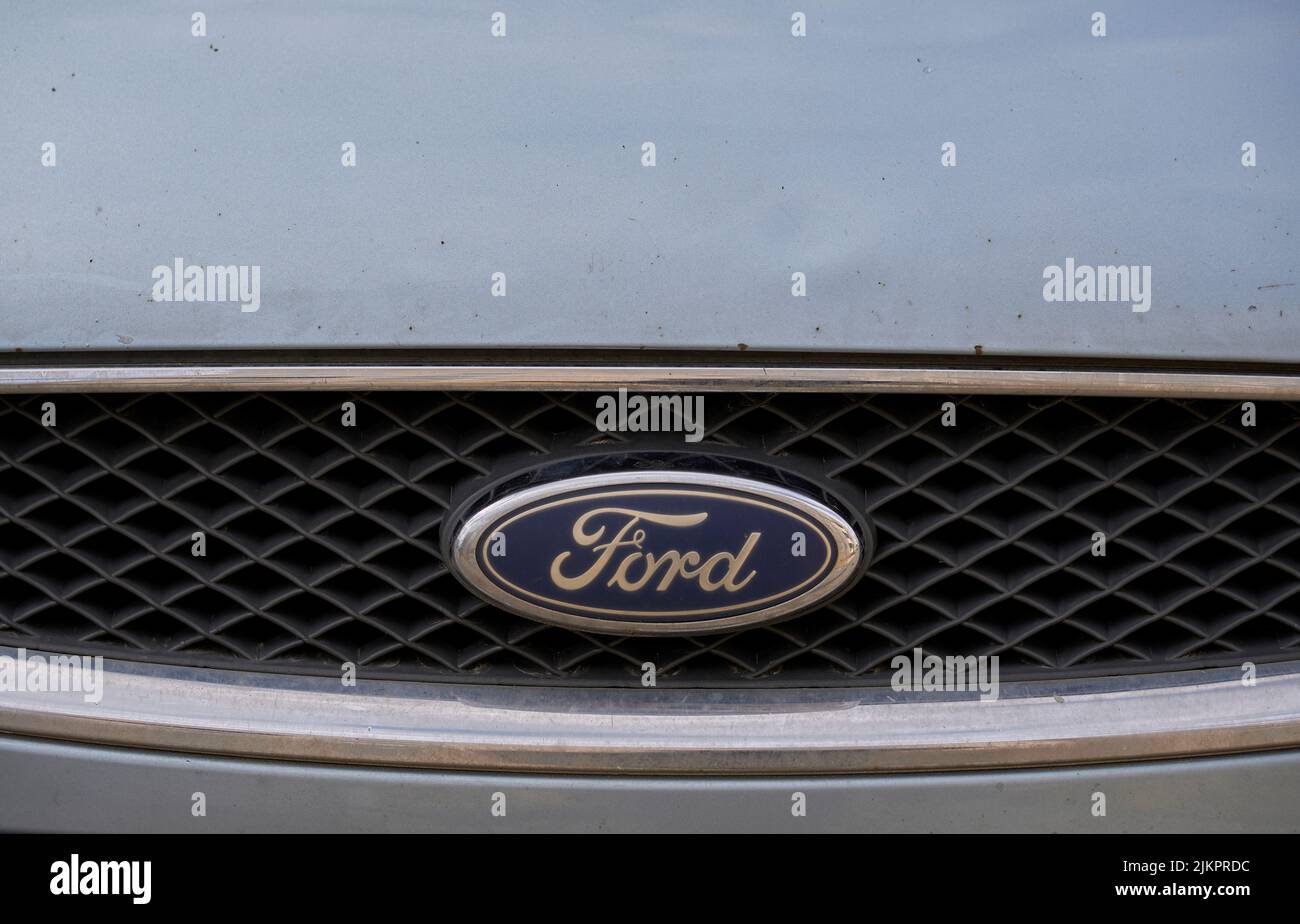 Eine Nahaufnahme des Ford Firmenlogos auf der Vorderseite des Fahrzeugs. Stockfoto