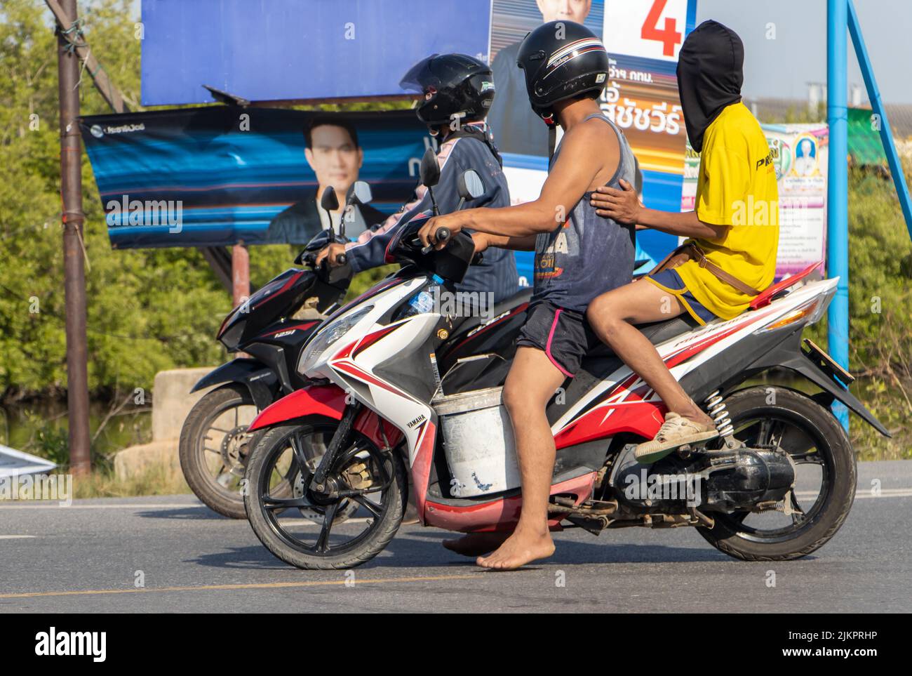 BANGKOK, THAILAND, APR 29 2022, Ein Motorradfahrer steht an der Kreuzung Stockfoto