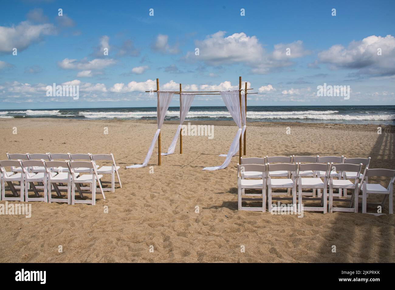Am Strand am Bouge Inlet Pier in Emerald Isle, North Carolina, wird eine Hochzeitsvorbereitung eingerichtet Stockfoto