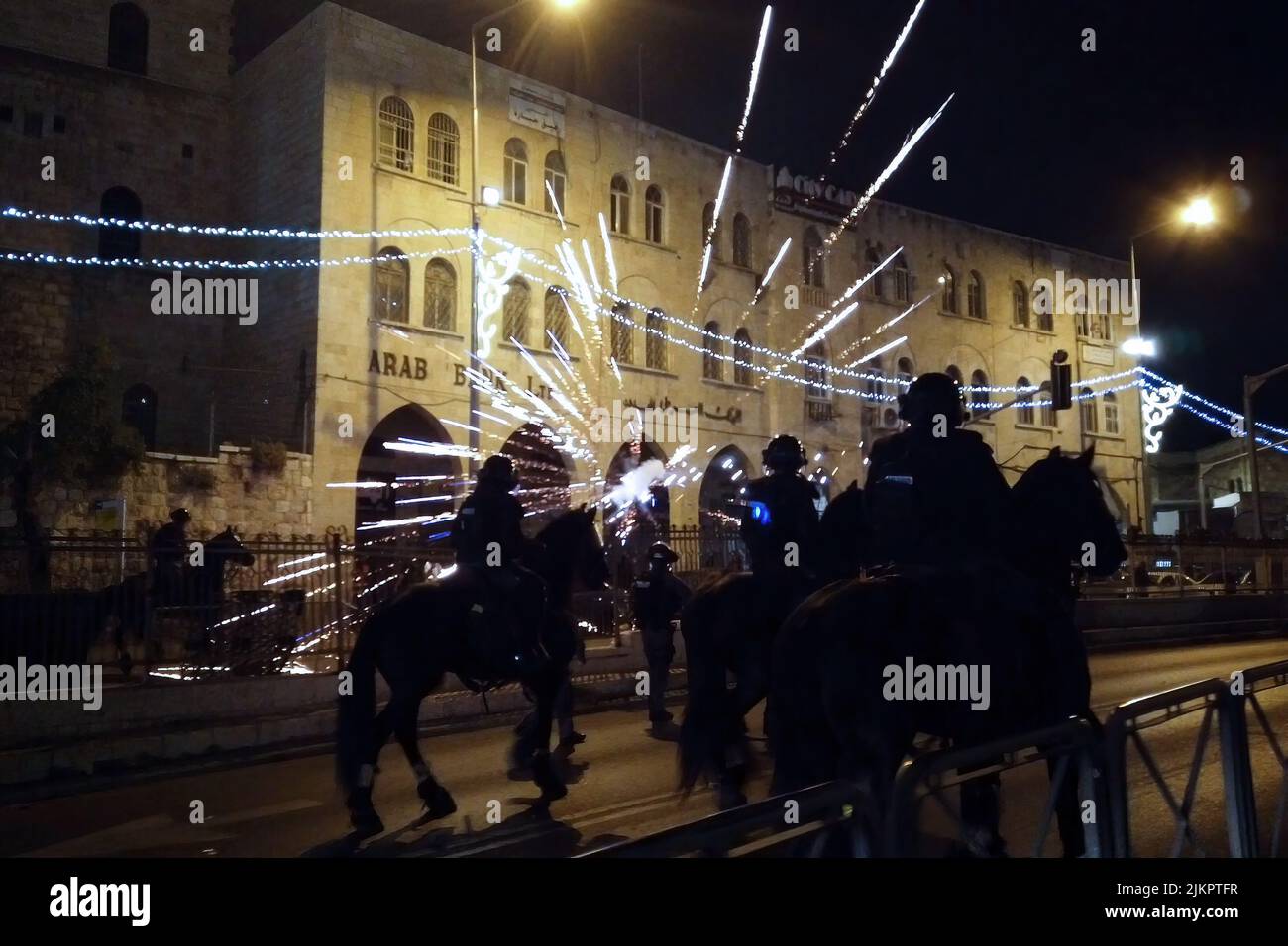 Palästinenser feuern Feuerwerkskörper auf israelische Polizisten, als palästinensische Randalierer am 09. Mai 2021 in Jerusalem, Israel, in der Sultan Suleiman Straße in der Nähe des Damaskus-Tores in Ostjerusalem mit der israelischen Polizei zusammenstoßen. In den letzten Nächten brachen gewalttätige Zusammenstöße zwischen Palästinensern und Sicherheitskräften außerhalb der Altstadt Jerusalems aus, inmitten wachsender Wut über die mögliche Vertreibung von Palästinensern aus Häusern auf Land, die von jüdischen Siedlern im Stadtteil Sheikh Jarrah beansprucht wurden. Stockfoto