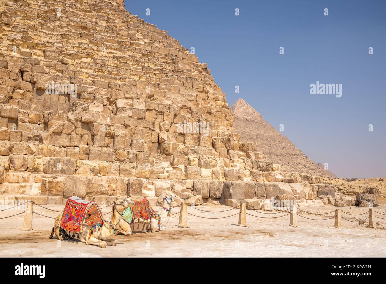 Gizeh, Ägypten; 27. Juli 2022 - Kamele und ihre Besitzer an den Pyramiden, Ägypten Stockfoto