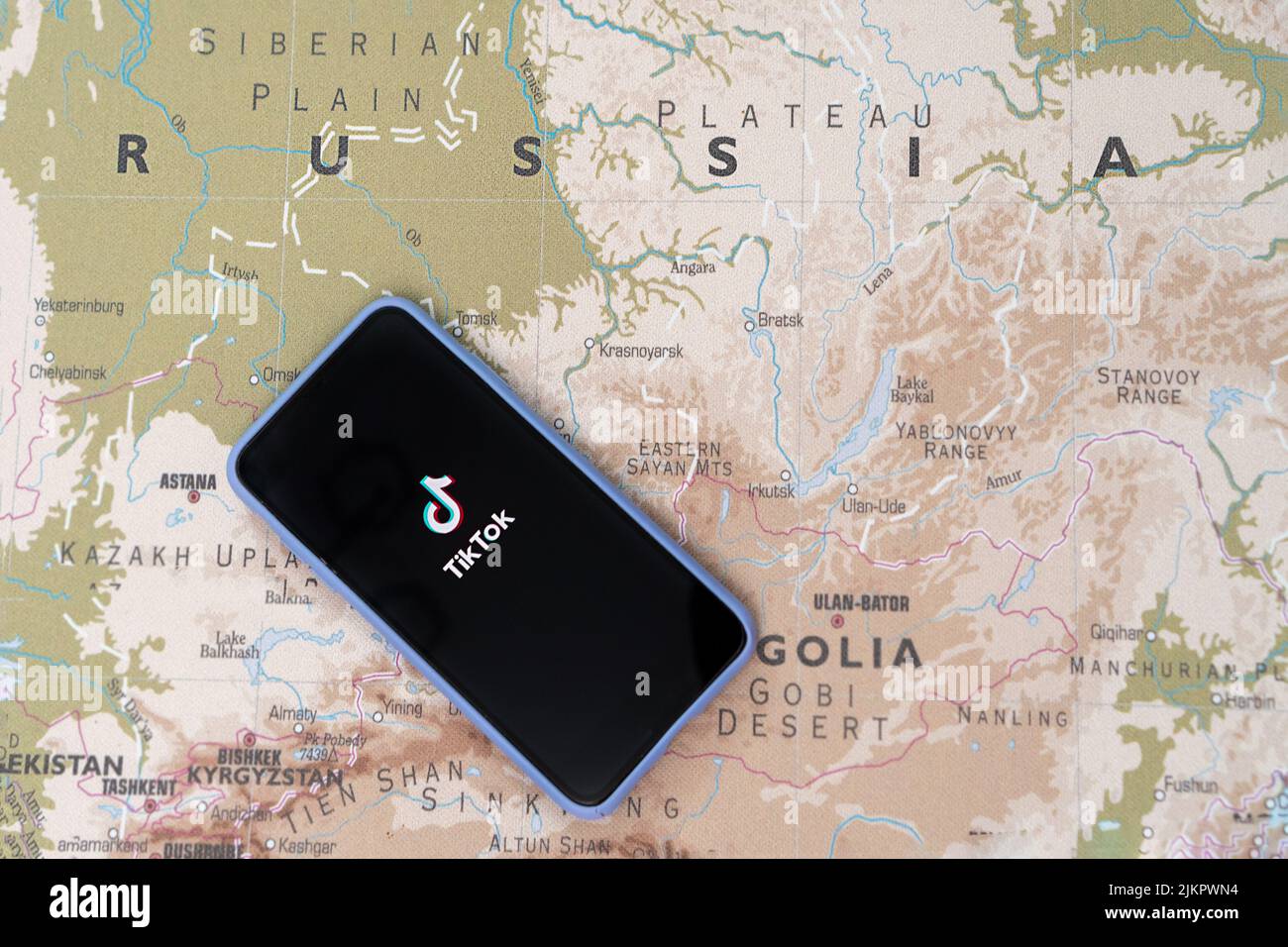 Das Tik-Tok-Logo auf dem Smartphone-Bildschirm vor dem Hintergrund der Karte von Russland. Das Konzept eines TikTok-Verbots in Russland. Nutzer Russen waren allo Stockfoto