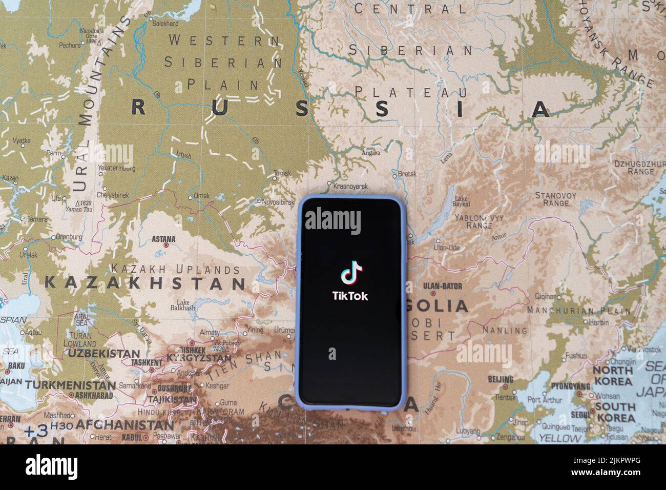 Das Tik-Tok-Logo auf dem Smartphone-Bildschirm vor dem Hintergrund der Karte von Russland. Das Konzept eines TikTok-Verbots in Russland. Nutzer Russen waren allo Stockfoto