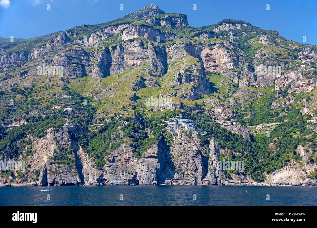 Felsenküste im Dorf Praiano, Amalfiküste, UNESCO-Weltkulturerbe, Kampanien, Italien, Europa Stockfoto