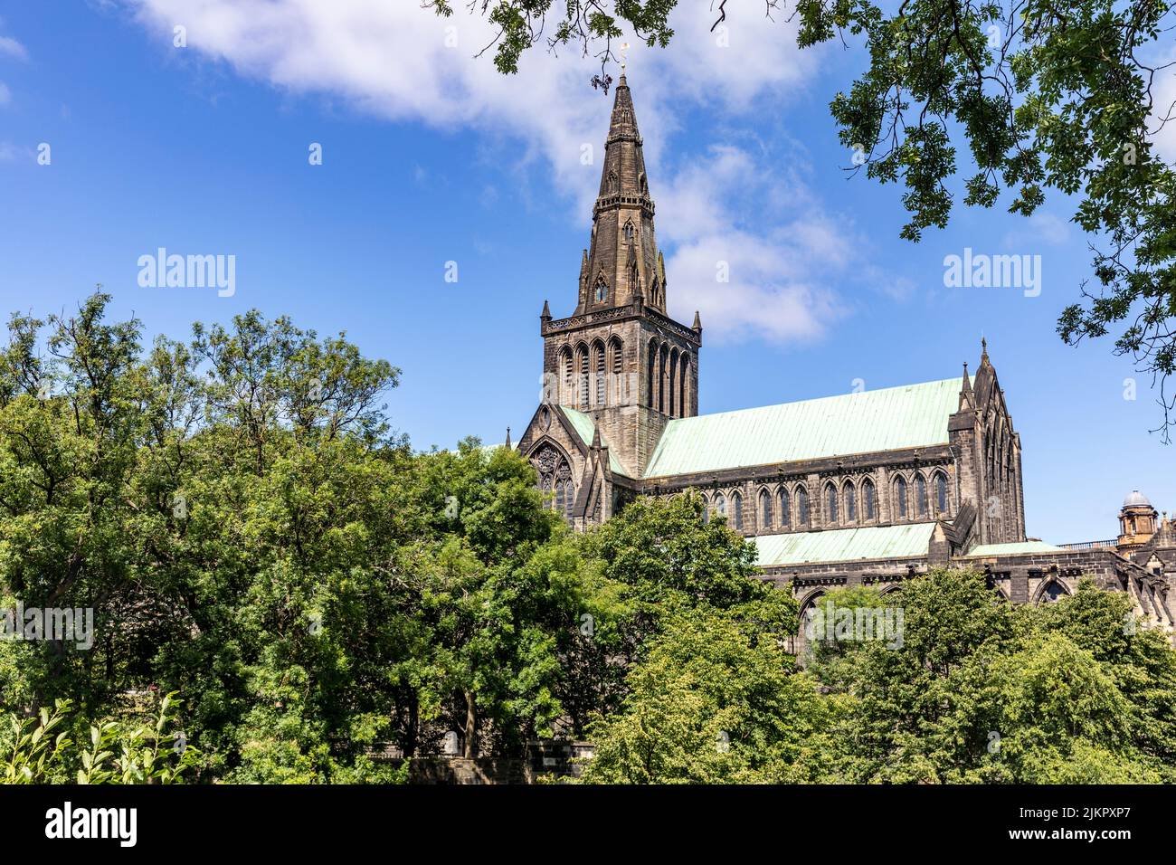 Glasgow Cathedral außen an einem blauen Himmel Sommer Tag im Jahr 2022, gotische Architektur und Geschichte zurück zu 12. Jahrhundert, Schottland, Großbritannien Stockfoto