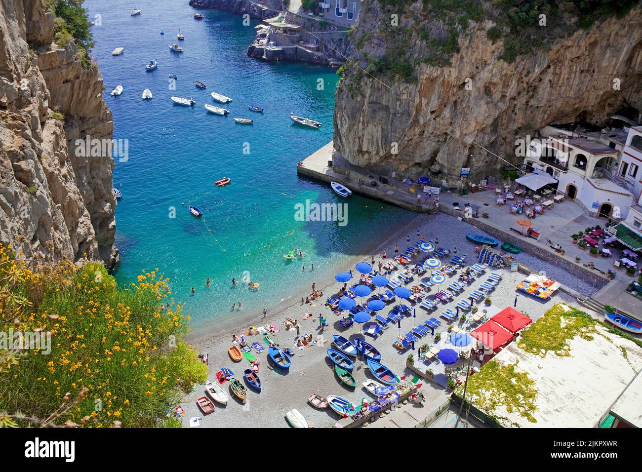 Strand von Furor, Blick von der berühmten Amalfi Panoramastraße SS163, Amalfiküste, UNESCO-Weltkulturerbe, Kampanien, Italien, Europa Stockfoto