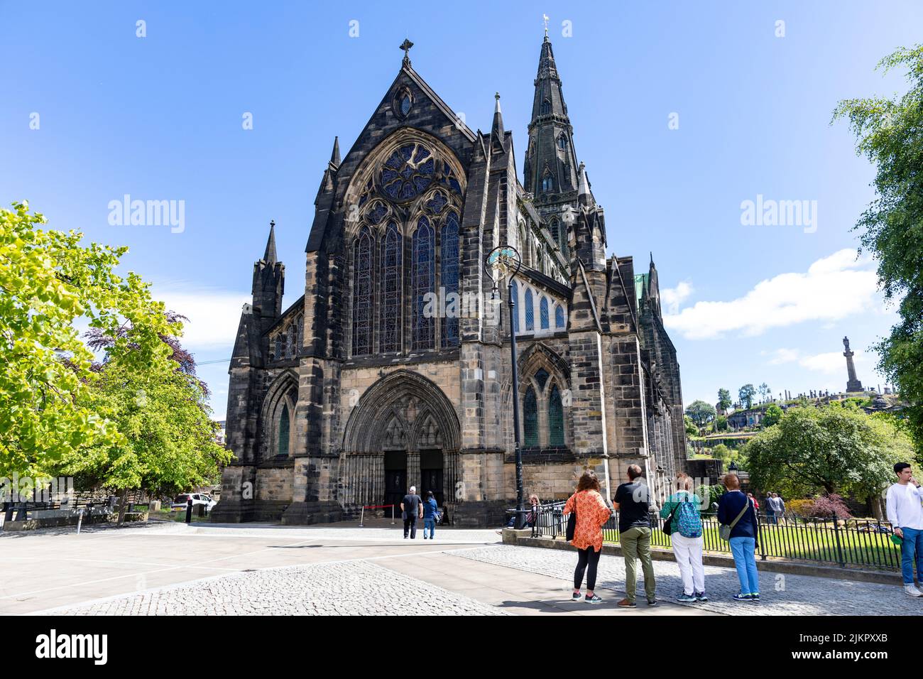 Glasgow Cathedral außen und Haupteingang, Besucher und Touristen bewundern die gotische Architektur, Glasgow Stadtzentrum, Schottland, UK Sommer 2022 Stockfoto