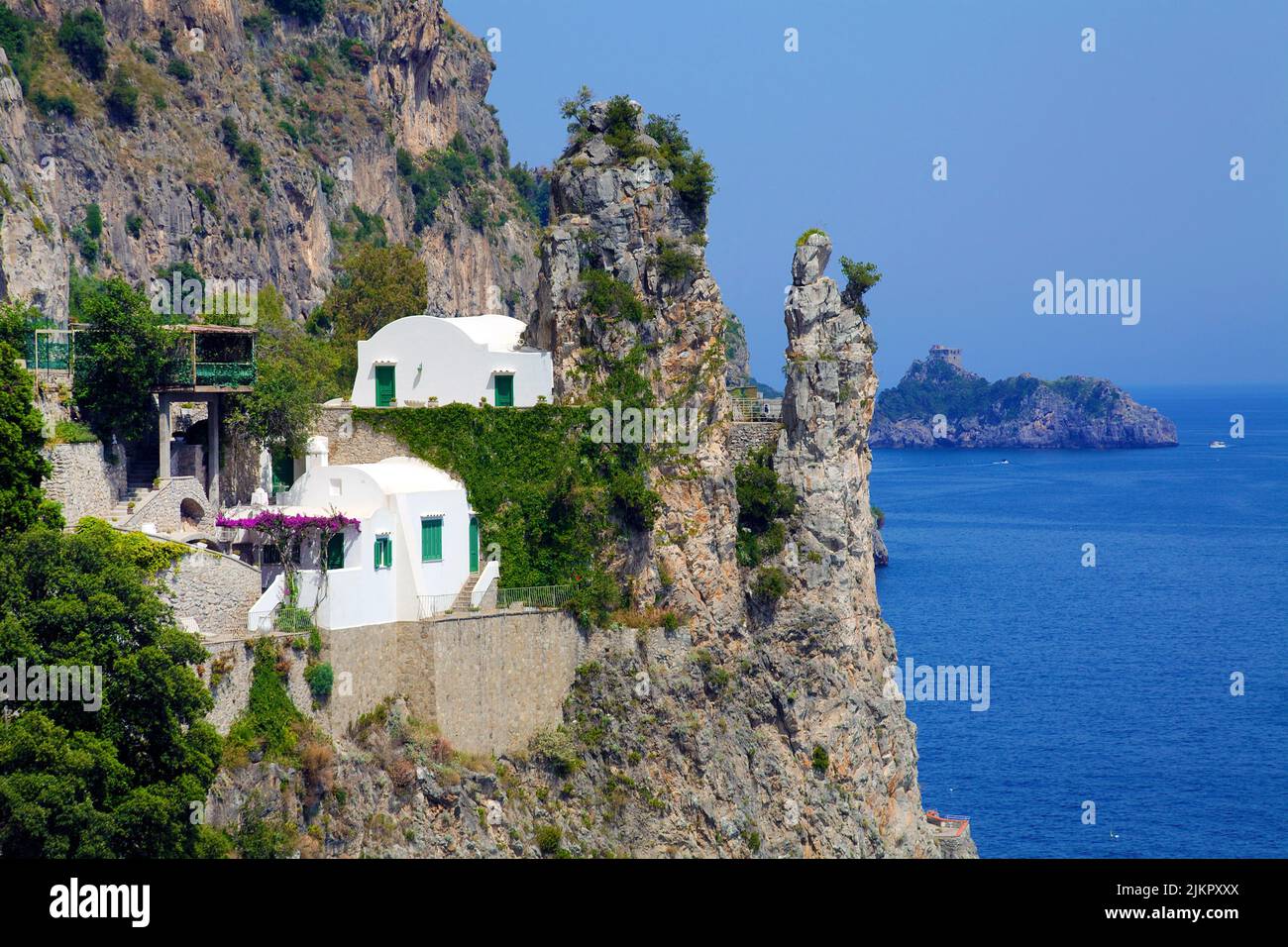 Steile Küste mit Klippenhäusern in Furor, Amalfiküste, UNESCO-Weltkulturerbe, Kampanien, Italien, Europa Stockfoto