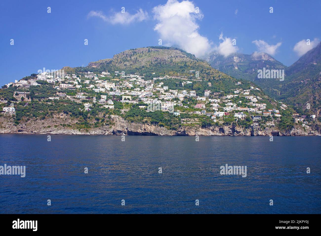 Steile Küste mit Häusern und Villen, Amalfiküste, UNESCO-Weltkulturerbe, Kampanien, Italien, Europa Stockfoto