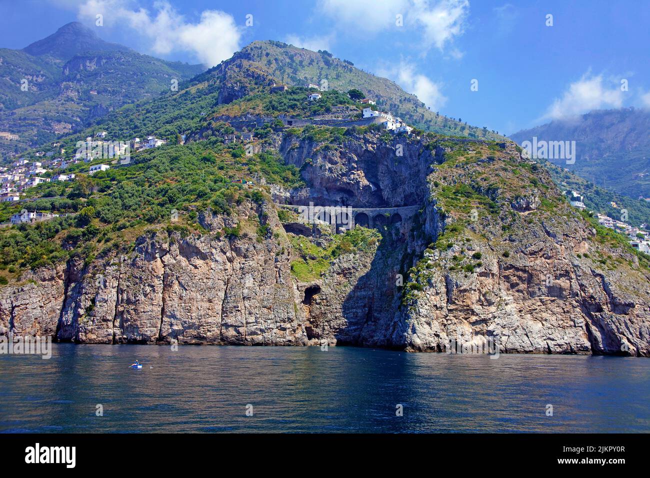 Viadukt an der berühmten Amalfi Panoramastraße SS163, in der Nähe von Positano, Amalfiküste, UNESCO-Weltkulturerbe, Kampanien, Italien, Europa Stockfoto