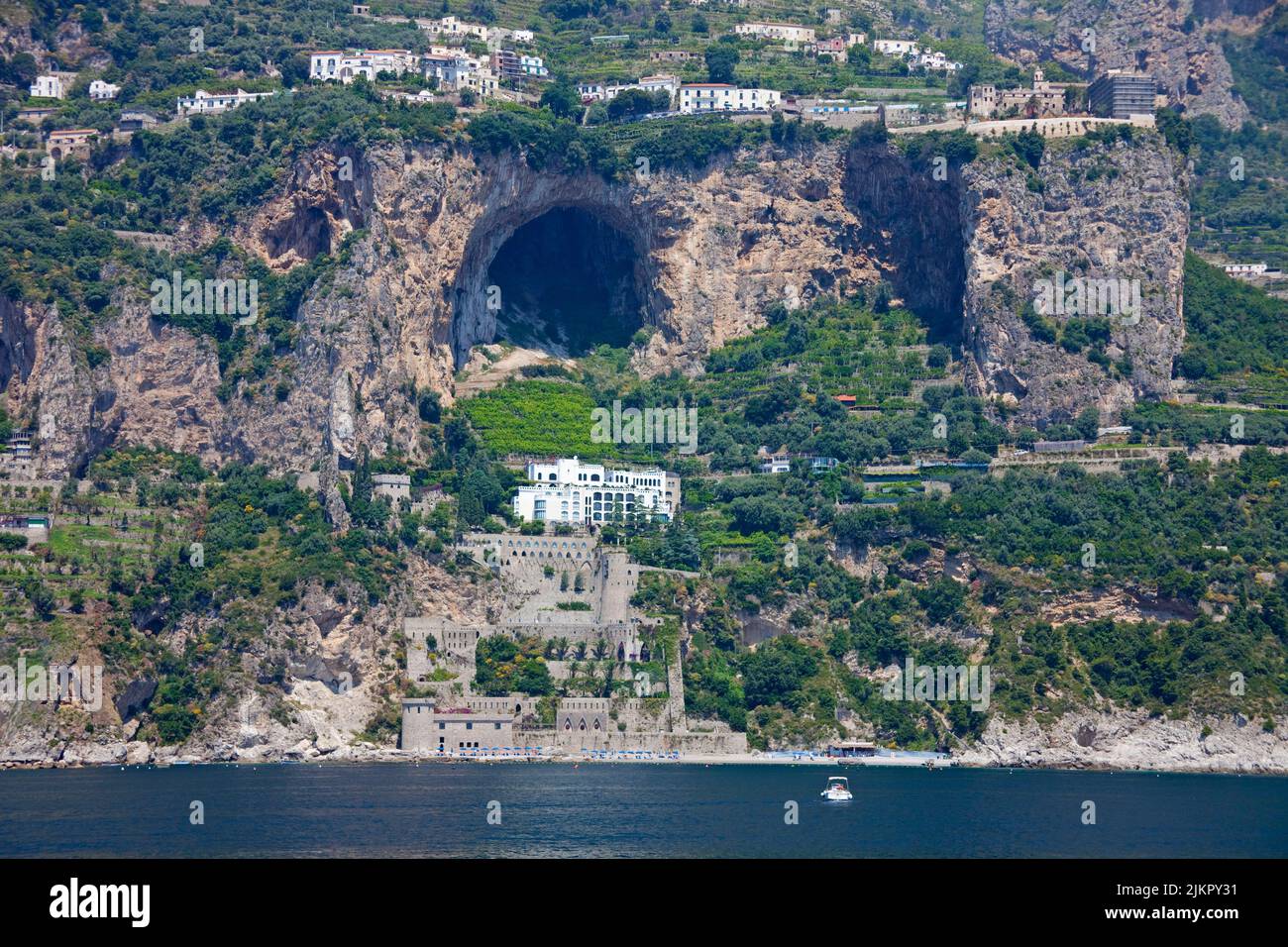 Schloss und Höhlen an der steilen Küste der Amalfiküste, UNESCO-Weltkulturerbe, Kampanien, Italien, Meer, Europa Stockfoto