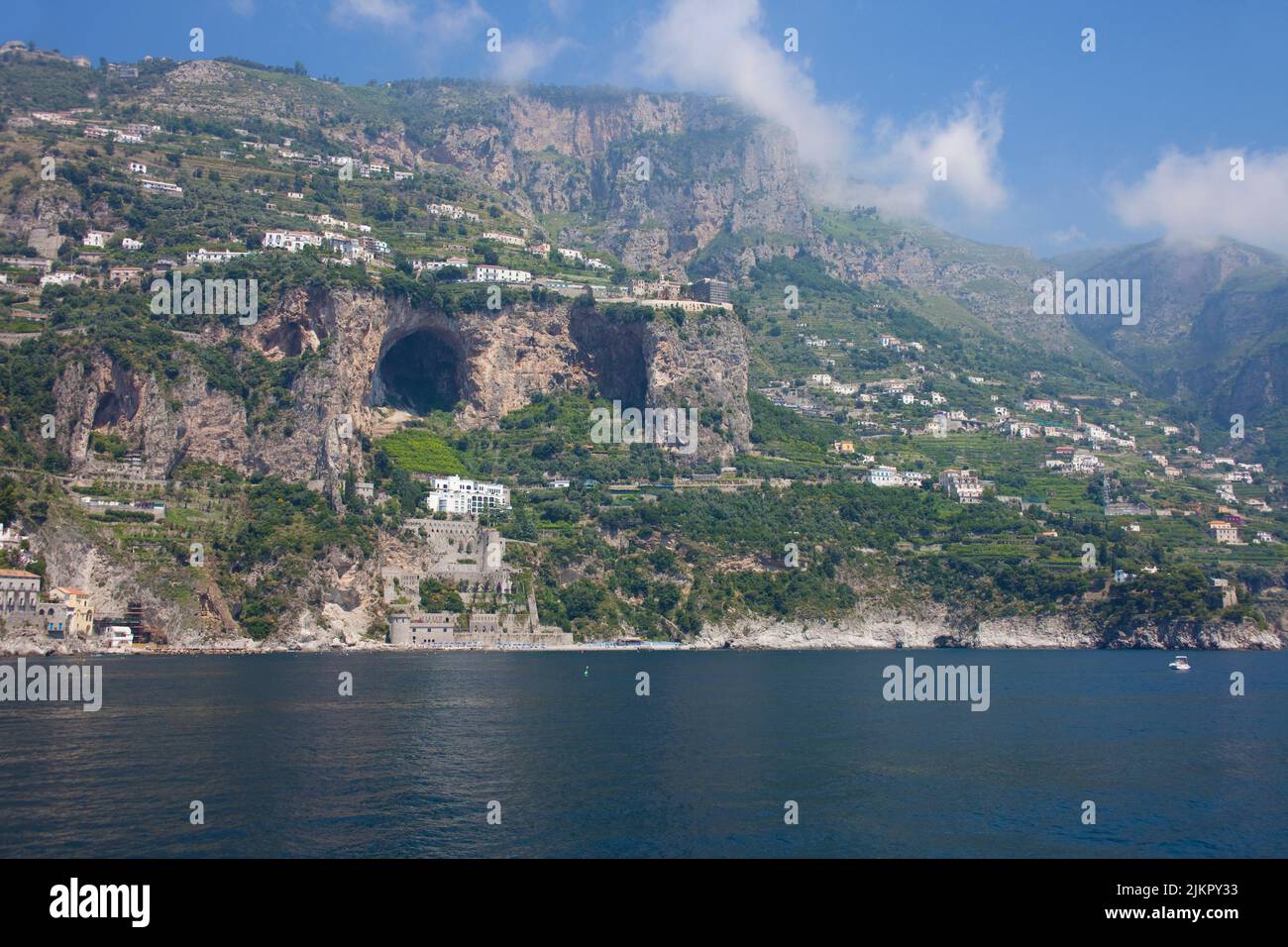 Schloss und Höhlen an der steilen Küste der Amalfiküste, UNESCO-Weltkulturerbe, Kampanien, Italien, Meer, Europa Stockfoto