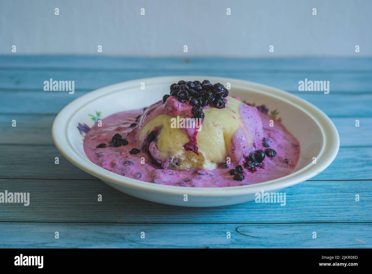 Hausgemachte Heidelbeerklöße mit Rahm, tschechischer süßer Nachtisch typisch in den Bergen. Frische Heidelbeeren. Süße Fruchtknödel.Tschechische Küche.Essen Stockfoto