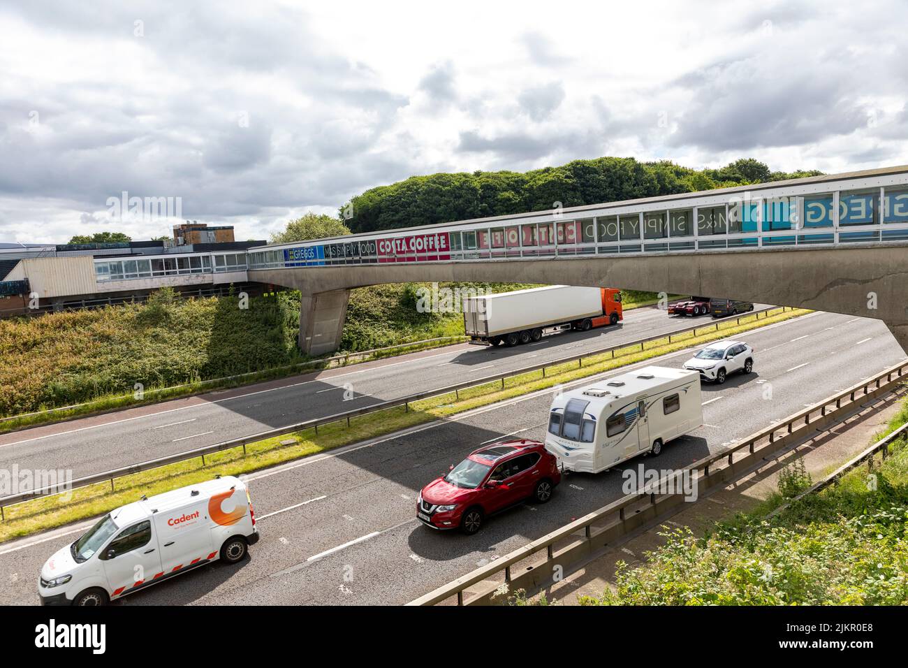 Verkehr auf der Autobahn M6 neben Lancaster im Norden Englands, Autoschlepp-Wohnwagen in Richtung Norden, Lancaster, England, Großbritannien Stockfoto