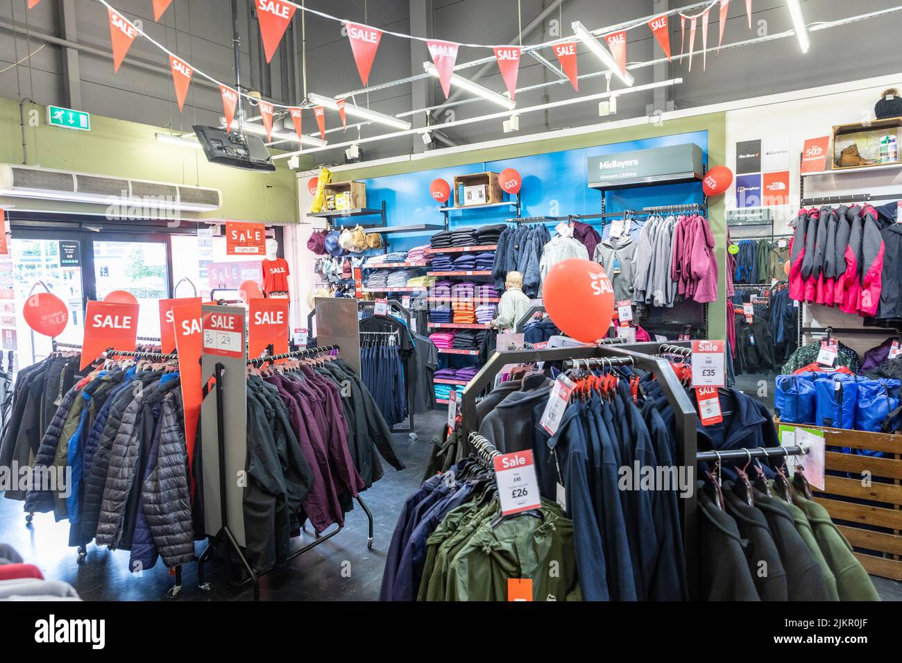 Millets Outdoor-Bekleidungsgeschäft mit Sommerverkauf auf Jacken, Kleidung und andere Abenteuer-Ausrüstung, Bury, Manchester, England, UK Sommer 2022 Stockfoto