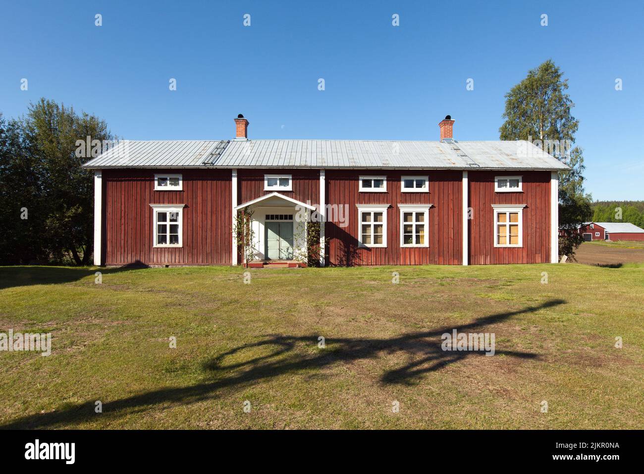 GRANO, SCHWEDEN AM 26. JUNI 2016. Blick auf ein altes hölzernes und antikes Haus. Traditionelles Gebäude aus dem 18.. Jahrhundert. Redaktionelle Beiträge Stockfoto