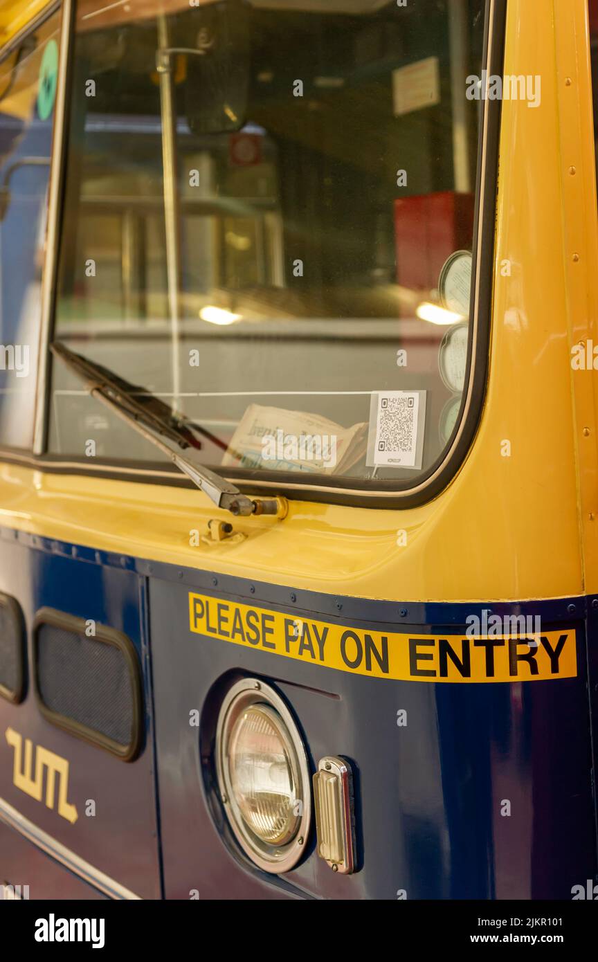 Der Eingang zu einem Doppeldeckerbus von West Midlands Travel im Wythall Transport Museum Stockfoto