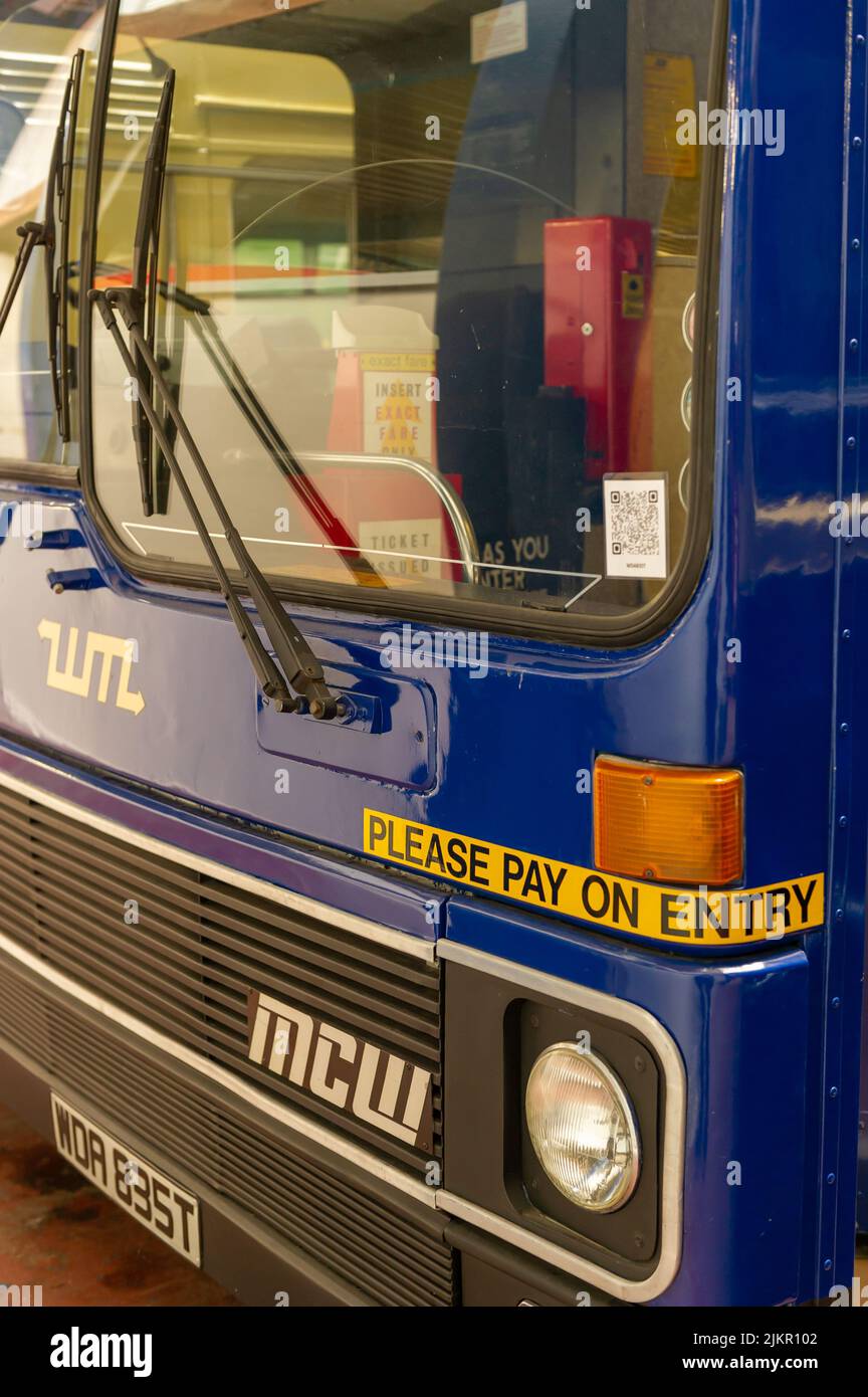 Eintritt für einen Doppeldeckerbus von West Midlands Travel im Wythall Transport Museum Stockfoto