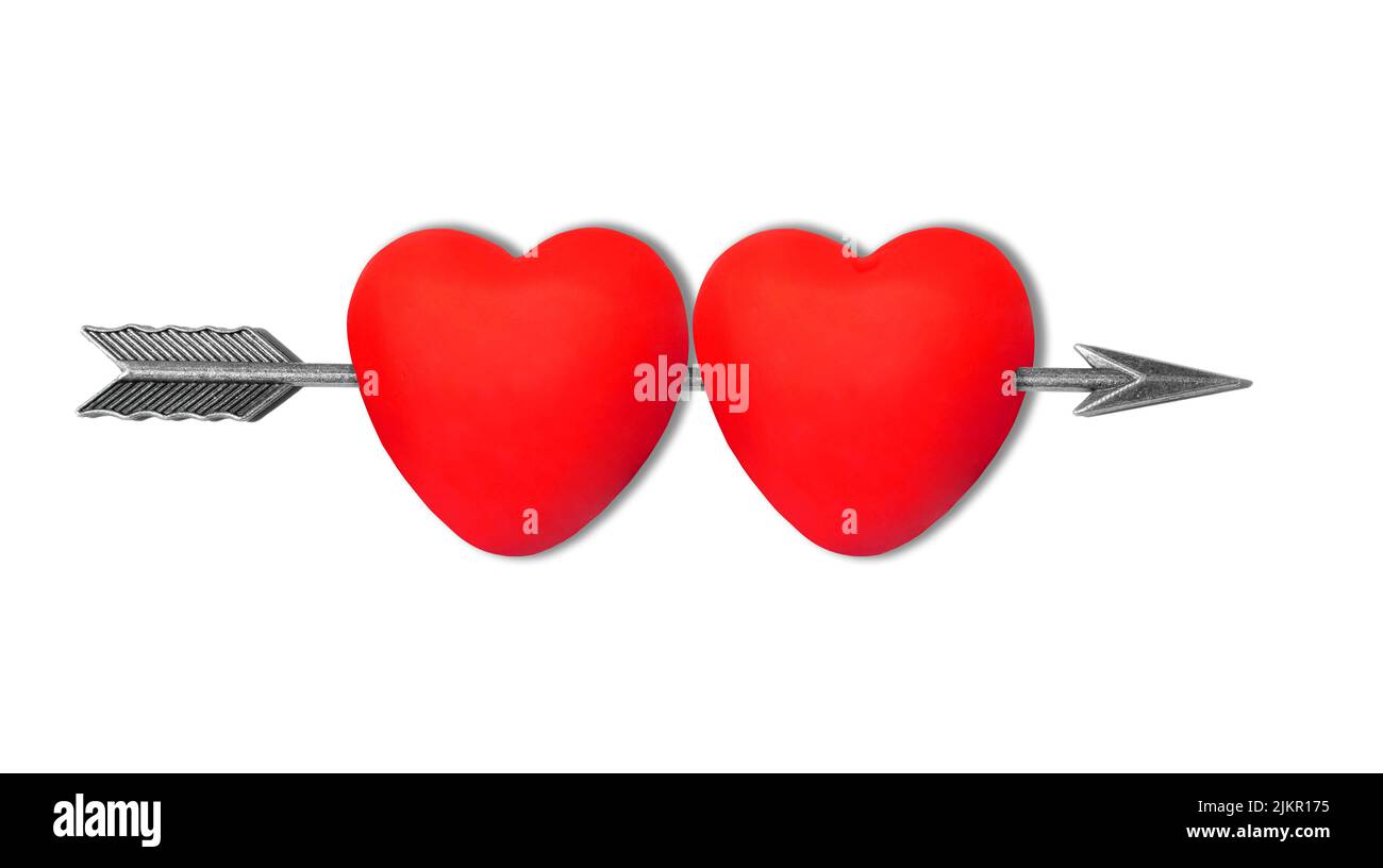 Zwei Herzformen durchbohrt von einem Stahlbogen Pfeil isoliert auf weißem Hintergrund. Stockfoto