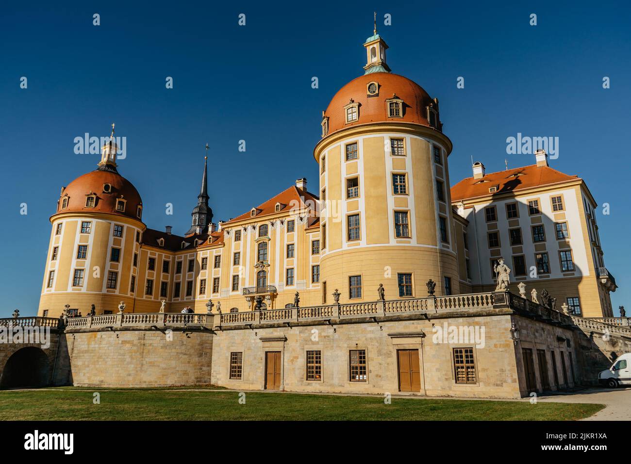 Blick auf das Märchenschloss Moritzburg in Sachsen, Deutschland.prächtiges Barockschloss inmitten eines großen Teiches und Parks.Beliebte Lage für Märchen Stockfoto