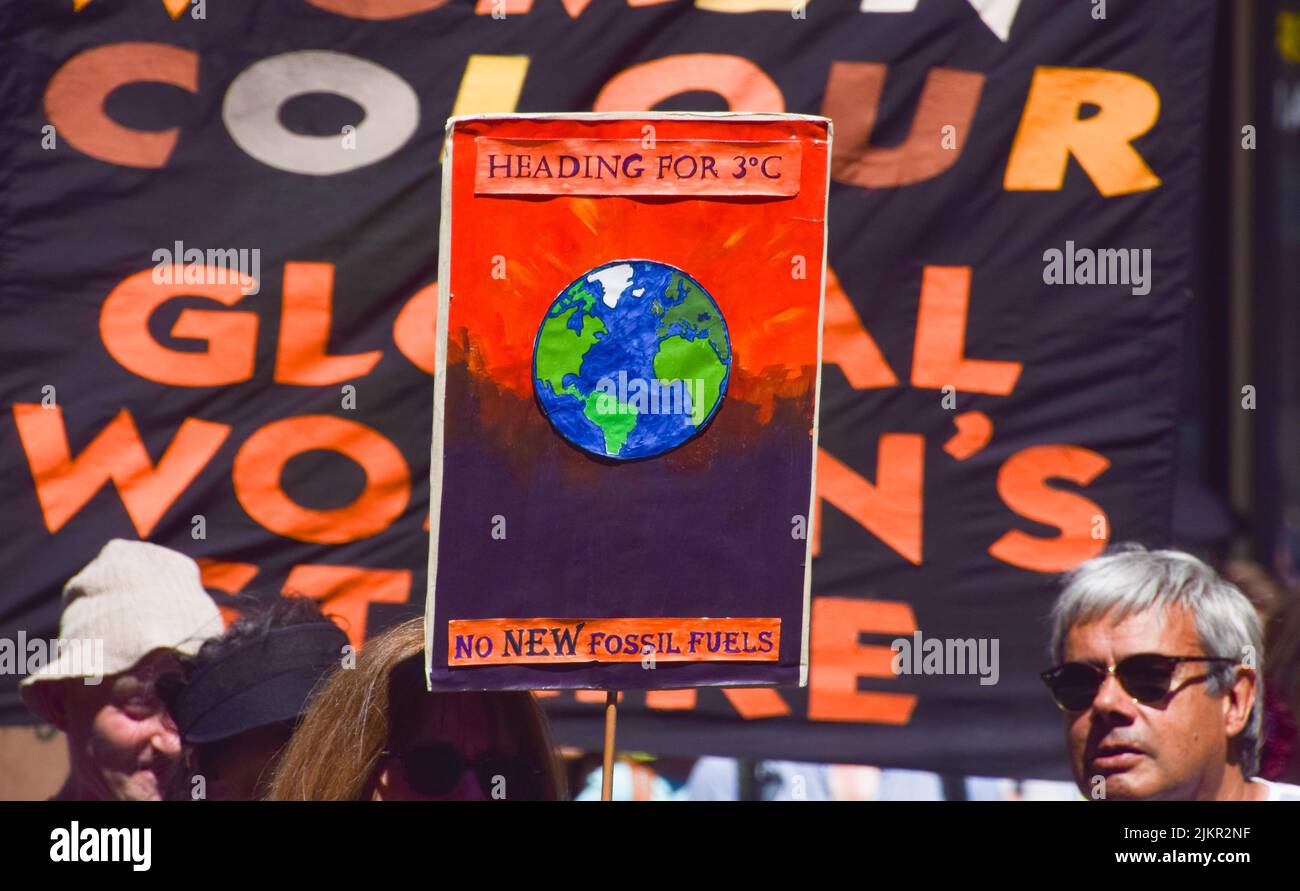 London, Großbritannien. 23.. Juli 2022. Ein Protestler hält ein Plakat mit der Warnung, dass wir auf einen globalen Temperaturanstieg von 3 Grad Celsius zusteuern. Demonstranten von Just Stop Oil, Extinction Rebellion, Isolate Britain und anderen Gruppen veranstalteten einen marsch durch das Zentrum Londons, in dem sie die Regierung aufforderten, fossile Brennstoffe zu beenden, große Umweltverschmutzer und Milliardäre zu besteuern, alle Häuser zu isolieren und gegen das Klima und die Lebenshaltungskosten zu handeln. Stockfoto