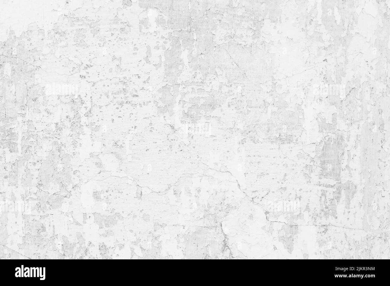 Alte raue graue Betonwand mit Stuck, Gipsstruktur. Weiße Farbe auf zerkratztem Hintergrund. Hellgraue Beton-Oberfläche. Zementboden. Natürlich Stockfoto