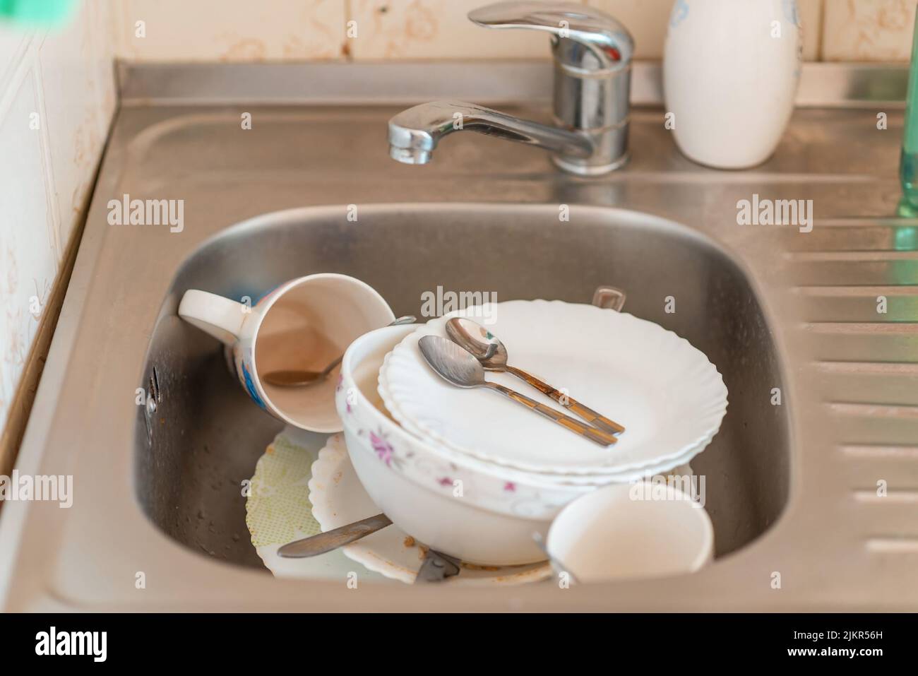 Viel schmutziges Geschirr im Waschbecken.kein gewaschtes Geschirr im Waschbecken.Spülflüssigkeitskonzept. Stockfoto