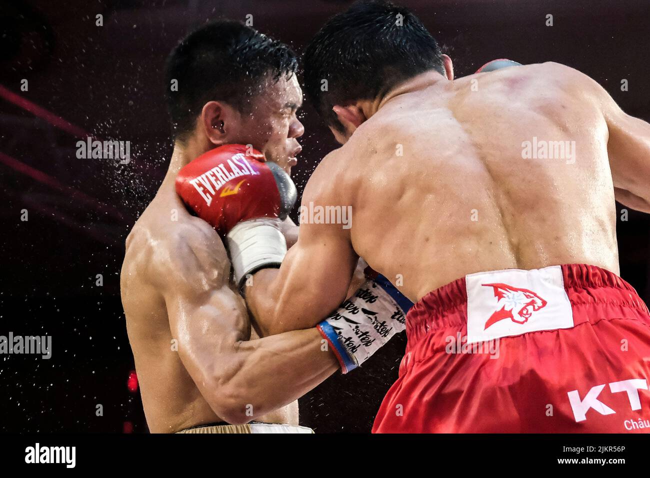 Ho Tram, Vietnam - Juli 30. 2022: Nazarov Olimjon gegen Bienvenido Ligas, WBO Flyweight Titelverteig. Stockfoto