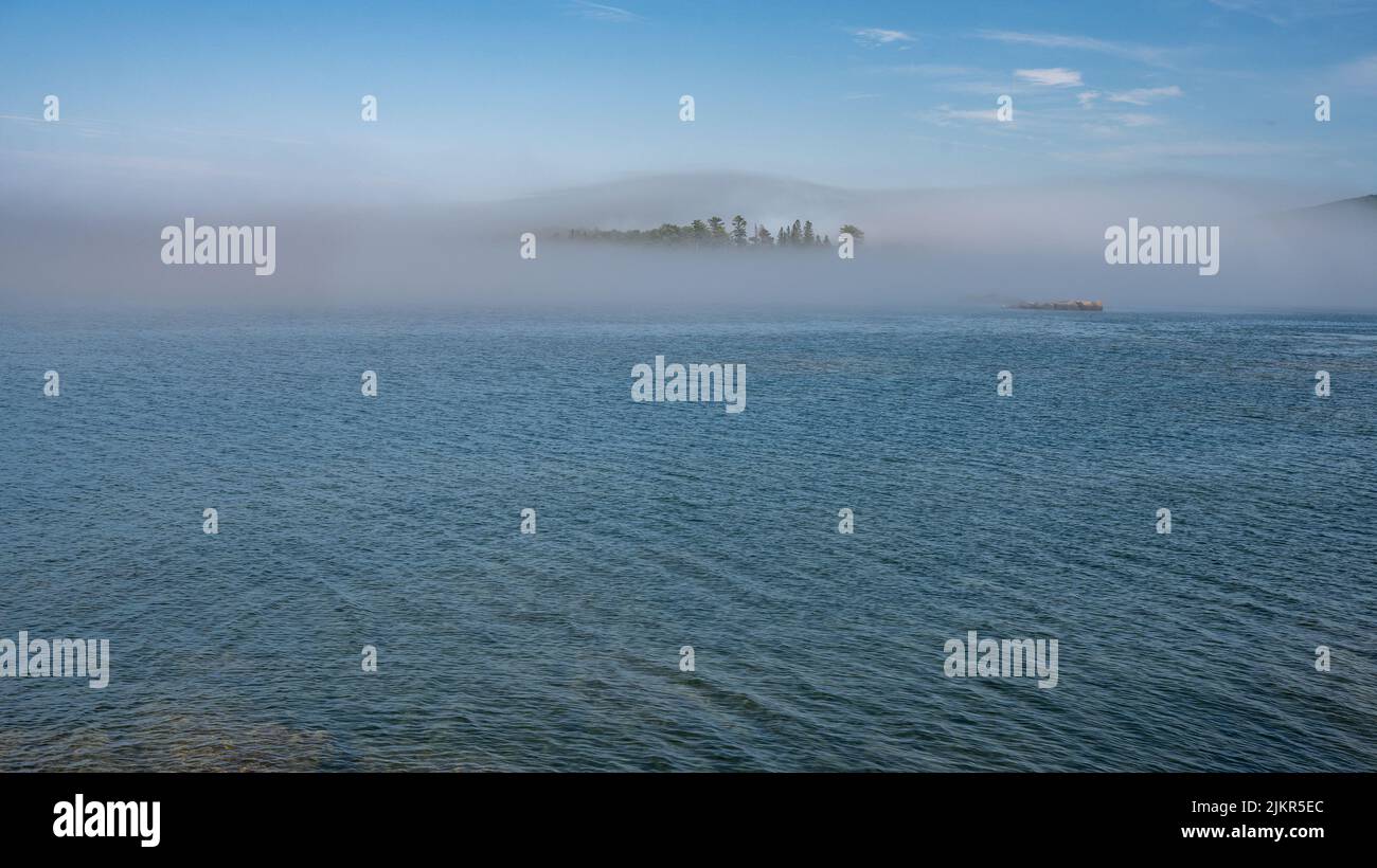 Eagle Harbor und Lake Superior, umgeben von Nebel, Michigan. Stockfoto