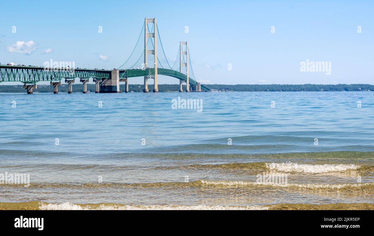 „Tor nach Norden“, Mackinac Bridge, auch bekannt als „Big Mac“ und „Mighty Mac“, zwischen Lake Michigan und Lake Huron, in Colonial Michilimack Stockfoto