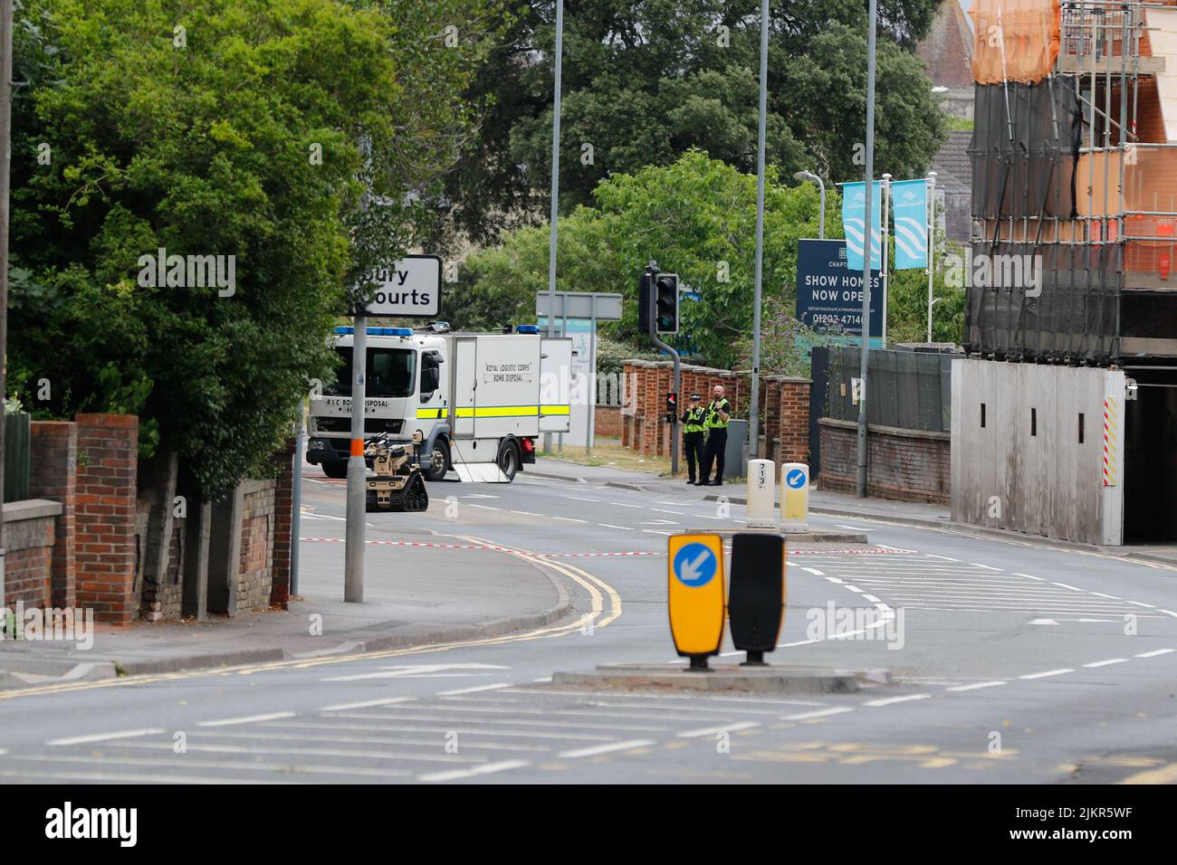 Salisbury, Wiltshire, Großbritannien. 3.. August 2022. Bombenentsorgungsexperten mit ferngesteuertem Roboter vor dem Salisbury Law Courts, Wilton Road, vor der Szene einer Bombenabttung. Kredit: Simon Ward/Alamy Live Nachrichten Stockfoto