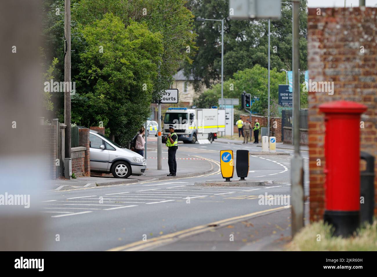 Salisbury, Wiltshire, Großbritannien. 3.. August 2022. Experten für die Bombenentsorgung vor den Salisbury Law Courts, Wilton Road, vor dem Hintergrund eines Bombenabwurfs. Kredit: Simon Ward/Alamy Live Nachrichten Stockfoto