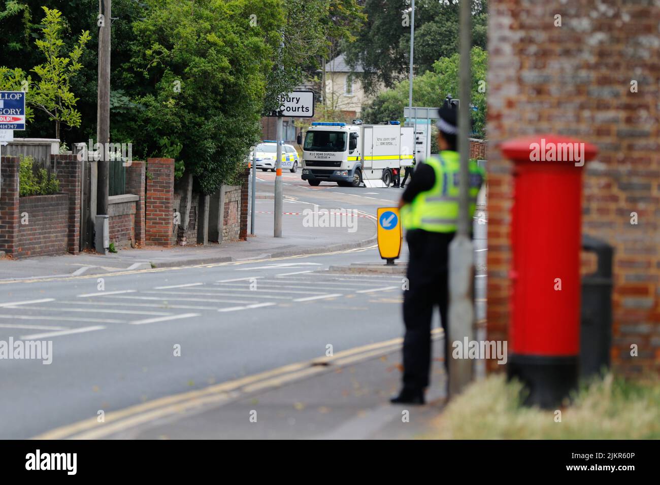 Salisbury, Wiltshire, Großbritannien. 3.. August 2022. Experten für die Bombenentsorgung vor den Salisbury Law Courts, Wilton Road, vor dem Hintergrund eines Bombenabwurfs. Kredit: Simon Ward/Alamy Live Nachrichten Stockfoto