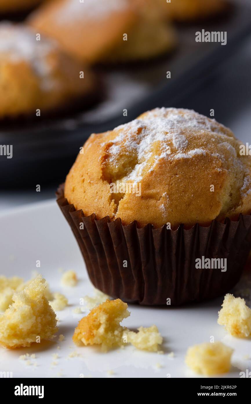 Hausgemachter Muffin vor dem Hintergrund eines Backblechs Stockfoto