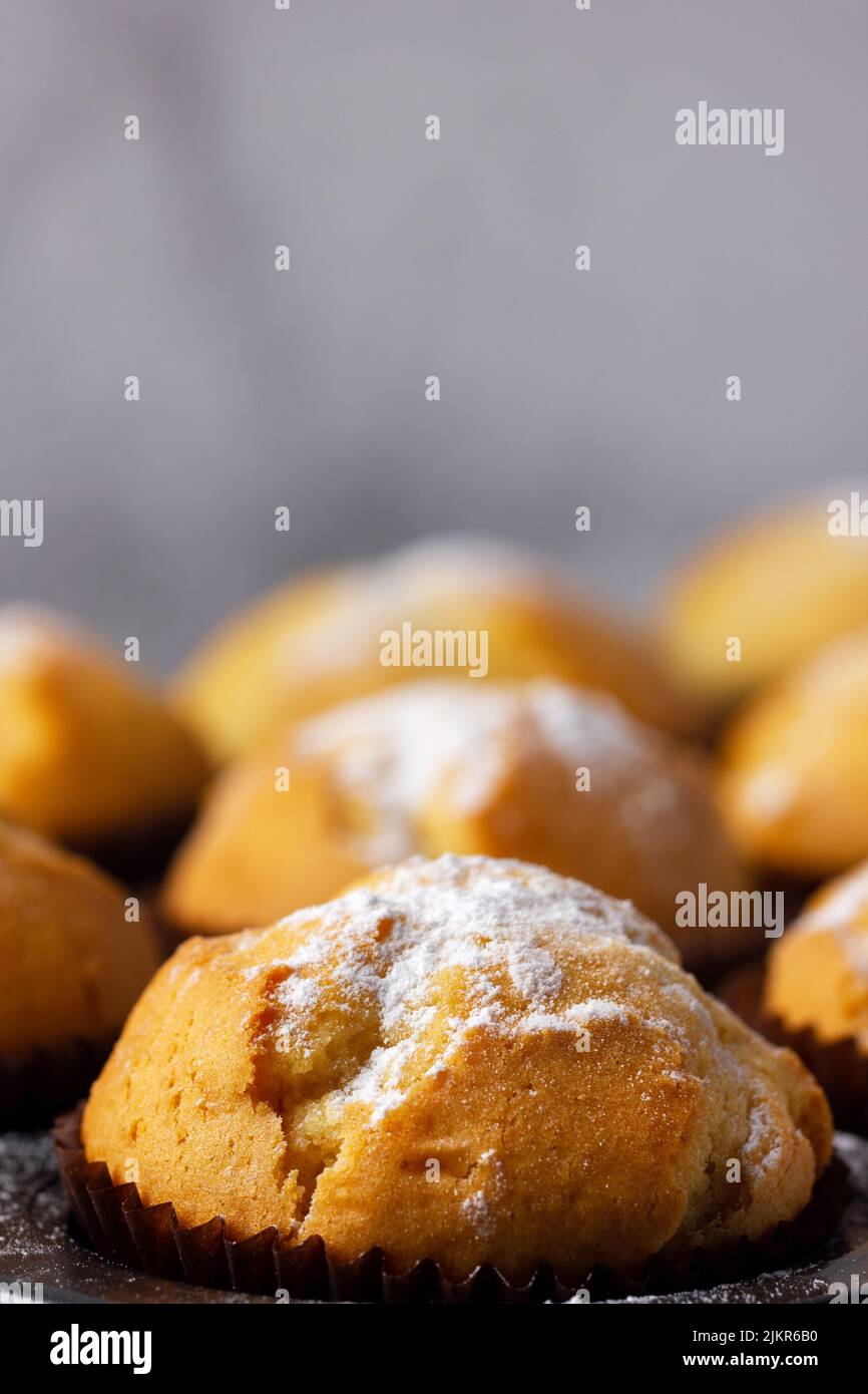 Leckere, frisch gebackene Muffins. Leckeres süßes Frühstück, hausgemachte Kuchen. Stockfoto