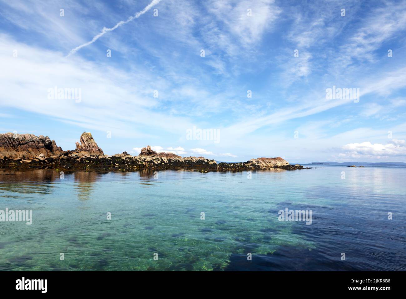 Rosafarbene Granitskerries am nördlichen Ende des Bull Hole in der Nähe von Fionnphort auf der Isle of Mull in Schottland Stockfoto