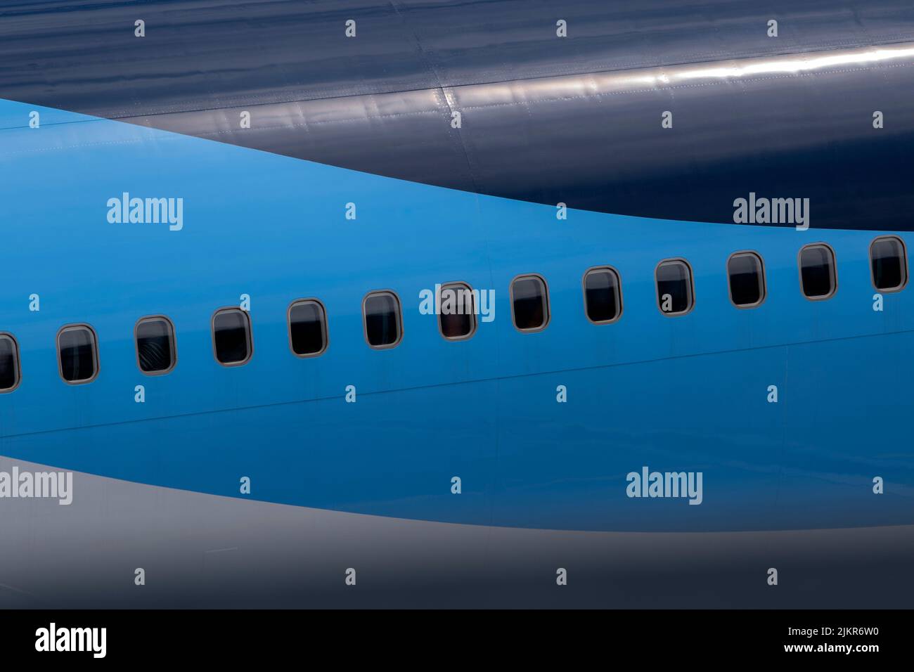 Nahaufnahme Fenster Eines Flugzeugs von außen am Flughafen Schiphol in den Niederlanden gesehen 25-5-2022 Stockfoto