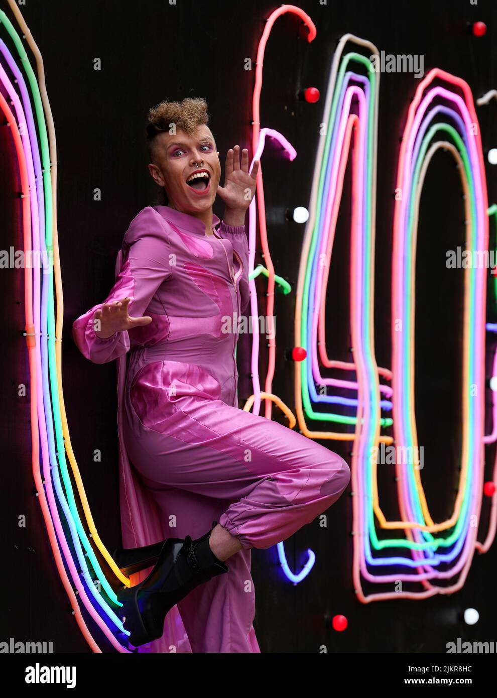 Queere Kabarett-Ikone und Performance Tour-de-Force Aidan Sadler vor ihrer Fringe Show Tropicana! Am George Square in Edinburgh. Bilddatum: Mittwoch, 3. August 2022. Stockfoto