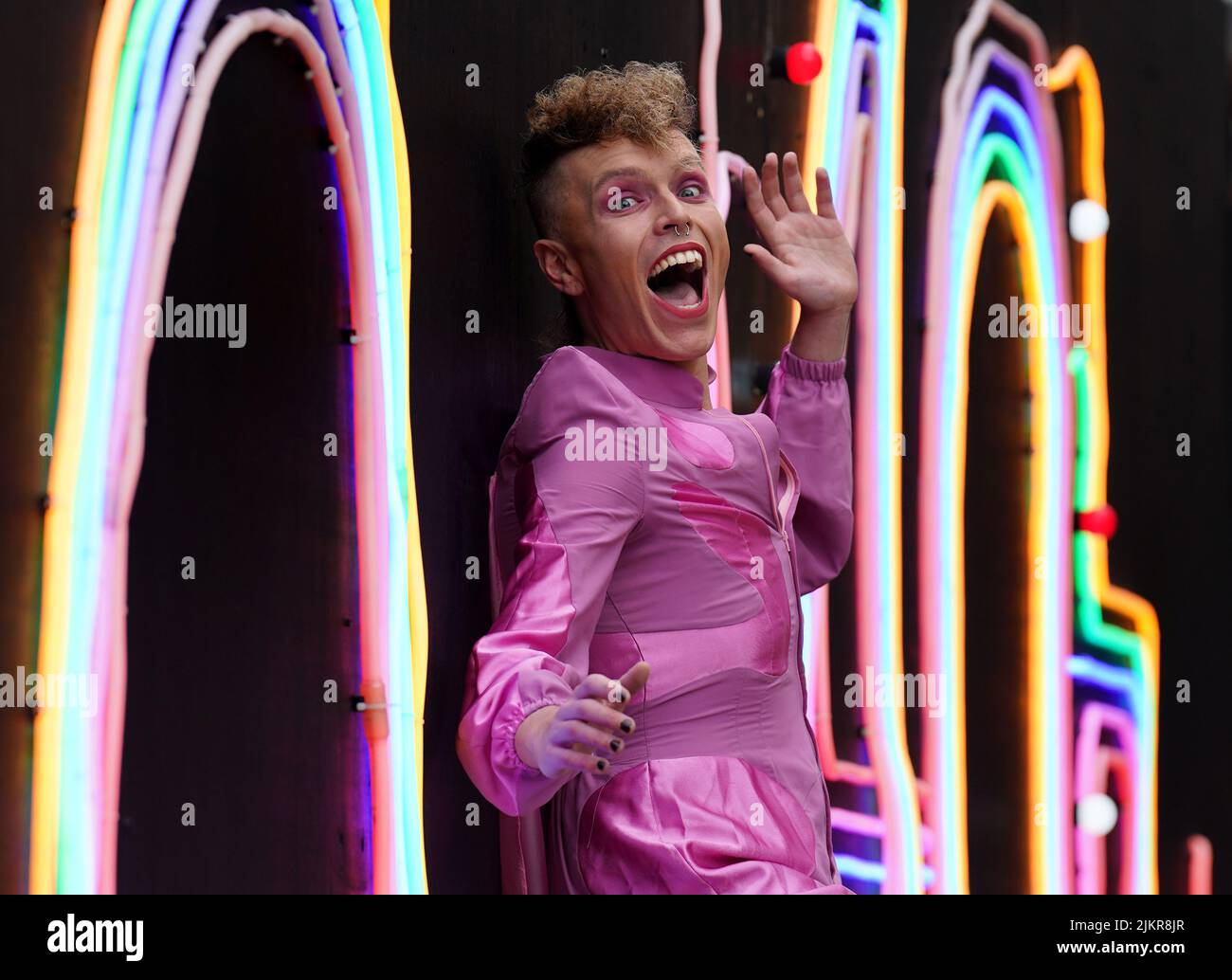 Queere Kabarett-Ikone und Performance Tour-de-Force Aidan Sadler vor ihrer Fringe Show Tropicana! Am George Square in Edinburgh. Bilddatum: Mittwoch, 3. August 2022. Stockfoto