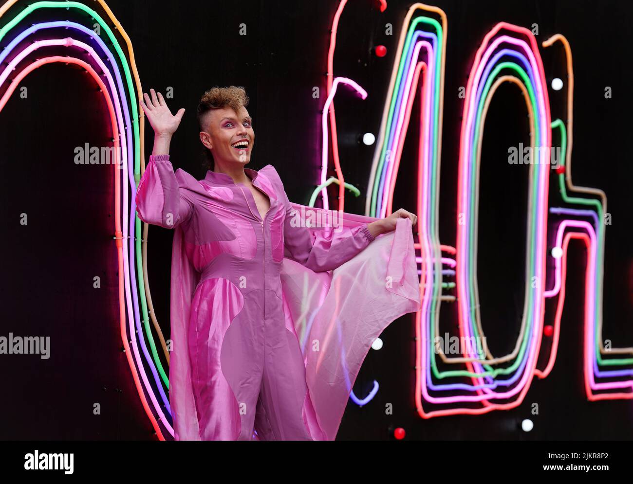 Queere Kabarett-Ikone und Performance Tour-de-Force Aidan Sadler vor ihrer Fringe Show Tropicana! Am George Square in Edinburgh. Bilddatum: Mittwoch, 3. August 2022. Stockfoto