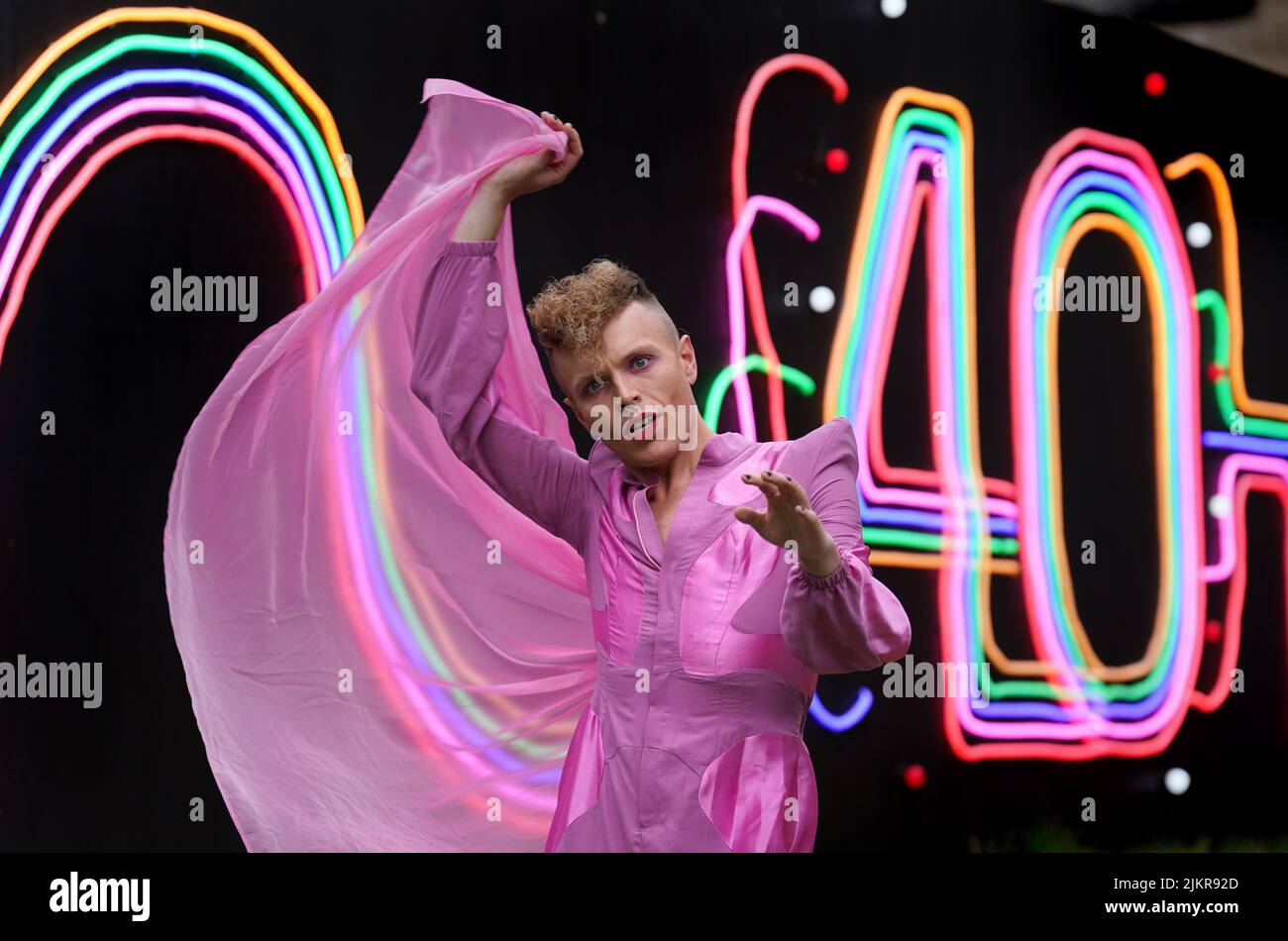 Queere Kabarett-Ikone und Performance Tour-de-Force Aidan Sadler vor ihrer Fringe Show Tropicana! Am George Square in Edinburgh. Bilddatum: Mittwoch, 3. August 2022. Stockfoto