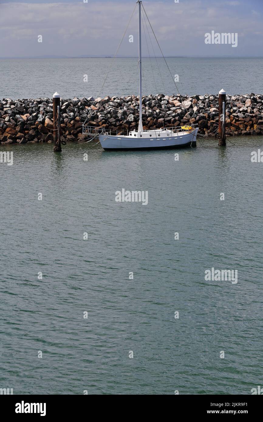 117 White-Single-Mast Yacht, die am Redcliffe Jetty Head festgemacht ist. Queensland-Australien-117 Stockfoto