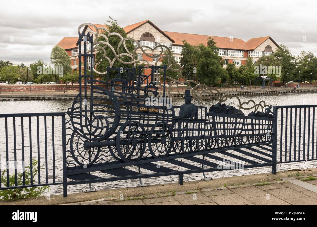 Eine Skulptur am Flussufer der Dampflokomotive Locomotion in Stockton on Tees, Co. Durham, England, UK Stockfoto