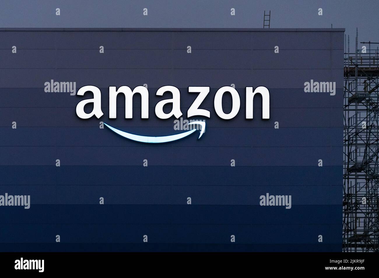 Amazon Lagerhaus beleuchtetes Schild, Milton Keynes, STN8, England, Großbritannien Stockfoto